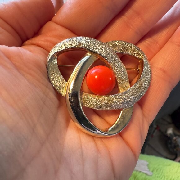 Sarah Coventry Coral Cabochon Gold Tone Circle Brooch 1.75 Inch - Picture 5 of 7